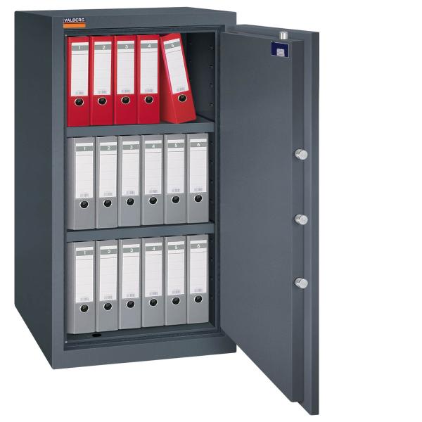 Graphitgrauer Aktenlagerschrank mit sichtbarer Türverriegelung. Innenraum mit zwei Fachböden, eine Reihe rote und zwei Reihen graue Aktenordner. Das Produkt steht vor einem weißen Hintergrund.